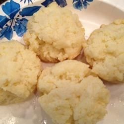 For a gluten-free version of a family favorite, try these moist, delicious sour cream biscuits that are quick and easy to prepare. Southern Biscuits Recipe, Sour Cream Biscuits, Drop Biscuits Recipe, Easy Biscuit, Baking Powder Biscuits, Homemade Bisquick, Southern Biscuits, Gluten Free Biscuits, Cream Biscuits