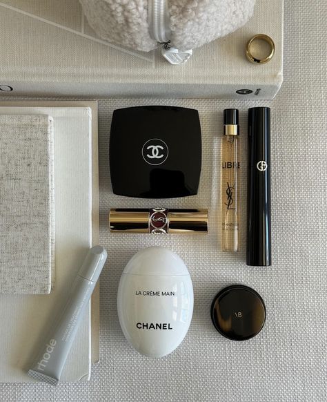 Cleangirl Makeup, Clean Girl Essentials, Vogue Makeup, Minimal Beauty, Girl Essentials, Ysl Makeup, Purse Essentials, Chanel Beauty, Vogue Beauty