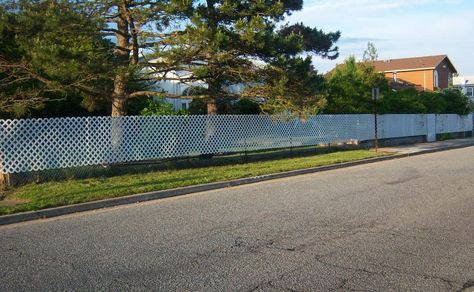 white plastic lattice on chain link fence | Install vinyl lattice over chain link fence for appearance and privacy Lattice On Chain Link Fence, Chain Link Fence Privacy, Cyclone Fence, Chainlink Fence, Plastic Lattice, Dock House, White Lattice, Lattice Fence, Wire Fence