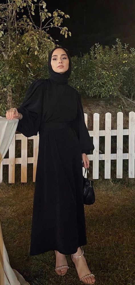 Black Dress Hijab Outfits, Black Dress Hijabi, Dress Muslim Modern, Celebrity Prom Dresses, Estilo Hijab, Stile Hijab, Hijab Style Tutorial, Muslim Fashion Hijab Outfits, Muslim Outfits Casual