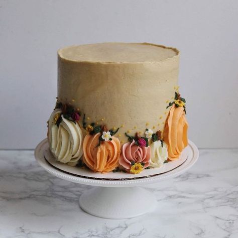 Thanks Giving Cake Design, Fall Cake Birthday, Fall Cake Decorations, Mini Fall Cakes, Vintage Fall Cake, Pumpkin Cake Decoration, Pumpkin Cake Decorating Ideas, Holiday Cakes Thanksgiving, Pumpkin Decorated Cake