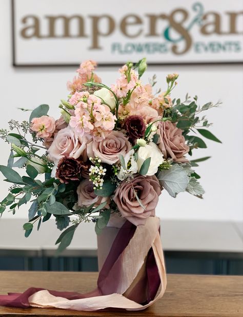 Mauve Floral Arrangements, Blush Burgundy Bouquet, Purple Scheme, Bouquet Styles, Shades Of Mauve, Simple Wedding Bouquets, Bridesmaid Bouquet White, Burgundy Bouquet, Mauve Blush