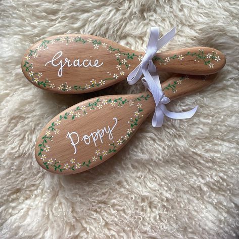 Painted Wooden Hair Brush, Custom Hair Brush, Hairbrush Paint Ideas, Hand Painted Hair Brush, Hand Painted Items, Painted Hairbrush, Gift Wedding Ideas, Personalized Hair Brush, Salon Gifts