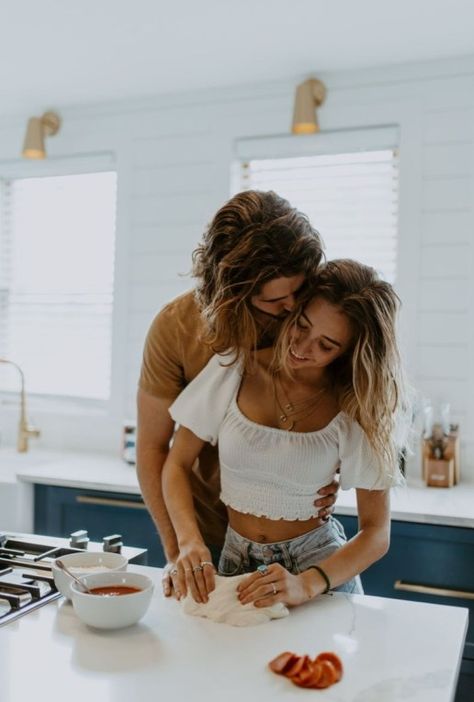 Pizza Date Aesthetic Couple, Cooking Couples Photoshoot, Couples Date Night Photoshoot, Couple Cooking Photoshoot, In House Couple Photoshoot, Couples Baking Photoshoot, Pizza Date Photoshoot, Cooking Engagement Photos, Couples Kitchen Photoshoot