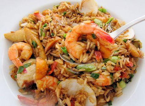 nasi goreng Recipe Fried Rice, Seafood Fried Rice, Rice Dishes Easy, Chilean Food, Bbq Seafood, Chilean Recipes, Arroz Frito, Clam Recipes, Fried Rice Recipe