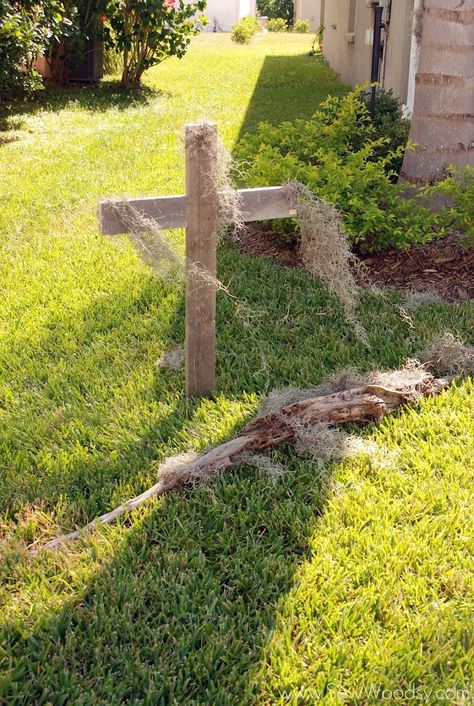 Halloween Graveyard Stakes - Sew Woodsy Grave Yard Halloween Decorations, Diy Graveyard Halloween, Halloween Graveyard Ideas Diy, Diy Halloween Graveyard, Grave Halloween, Haunted Trail, Decorating Halloween, Halloween Camping, Fiesta Halloween