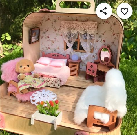 Diy Calico Critters Furniture, Diy Calico Critters House, Sylvanian Families House Diy, Calico Critter Diy, Sylvanian Families Diy, Sylvanian Families House, Travel Dollhouse, Doll Suitcase, Calico Critters Families