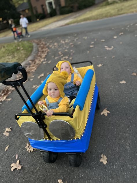 costco wagon, cardboard, plastic table cloths! #minionmobile #minioncar #minionbaby Digger Costume, Wagon Floats, Wagon Halloween Costumes, Wagon Costume, Minion Baby, Cardboard Car, Minion Costumes, Mickey Mouse Halloween, Plastic Tablecloth