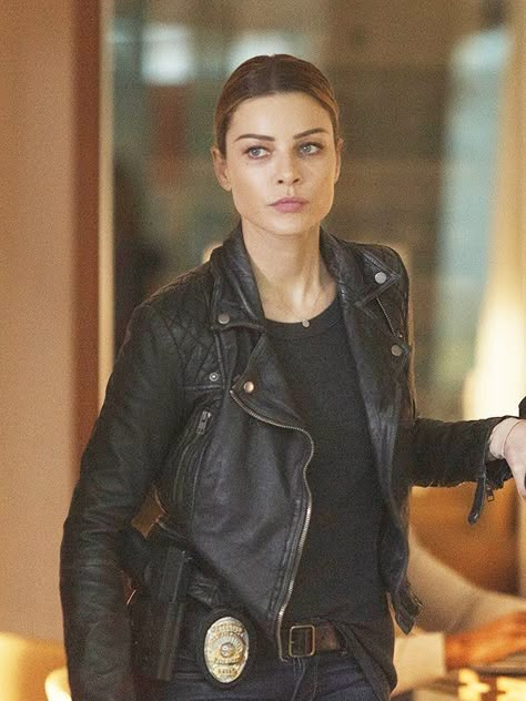 Chloe Decker Lauren German Lucifer, Detective Outfit, Female Detective, Detective Aesthetic, Chloe Decker, Black Biker Jacket, Lauren German, Looks Street Style, Biker Leather