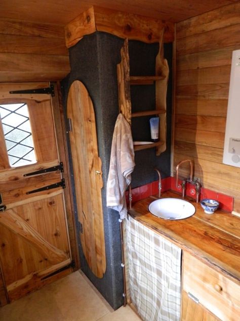 It’s Amazing How Homey The Interior Of This Luton Truck Is Camper Diy, Cargo Trailer Camper, Kombi Home, Campervan Interior, Camper Makeover, Van Home, Van Living, Rv Interior, Van Interior