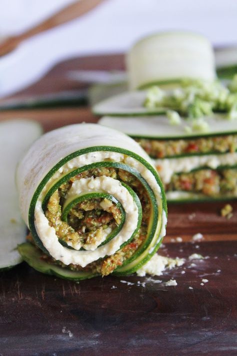 Check out this delicious #rawfood recipe from @emilyvoneuw Raw Vegan Lasagna! Raw Lasagna, Tropisk Fest, Cheese And Broccoli, Vegan Diner, Vegan Sushi Rolls, Cookies Banane, Cake Pancakes, Vegan Sushi, Cashew Cheese