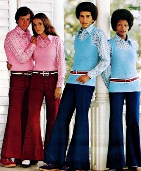 1970 Fashion, Unisex Looks, 60s 70s Fashion, Outfits 70s, Matching Clothes, Twin Outfits, Seventies Fashion, Unisex Clothes, Hairstyle Trends