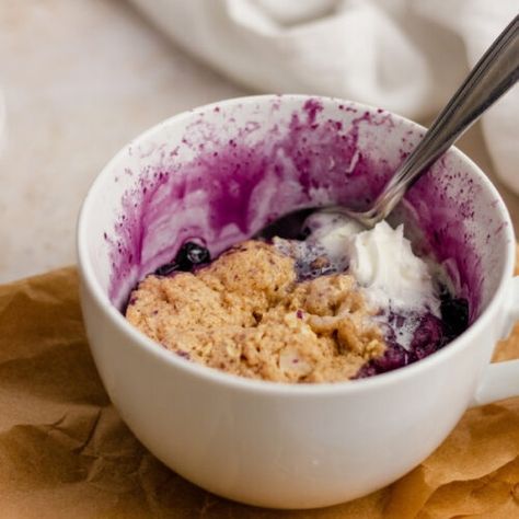 Single-Serve Blueberry Cobbler (W/ 10g of Protein!) - Fit Healthy Macros Blueberry Muffin In A Mug, Breakfast In A Mug, Muffin In A Mug, Back To School Breakfast, Blueberry Cobbler, Mug Recipes, Blueberry Muffin, In A Mug, Streusel Topping