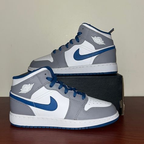 Style Code: Dq8423-014 Jordan 1 Mid True Blue Gs 4.5y/6 Wmns Cement Grey/White True-Blue Missing Lid Blue Mid Jordans, Shoes Jordan 1, Fire Shoes, Light Blue Shoes, Custom Sneakers Diy, Pretty Sneakers, Nike Shoes Girls, Nike Fashion Shoes, Preppy Shoes