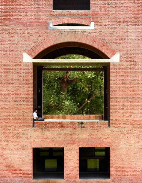 Louis Kahn Architecture, Luis Kahn, Arch Ceiling, Balkrishna Doshi, Brown Brick Wall, Brick Studio, Tints And Shades, Indian Institutes Of Management, Louis Kahn