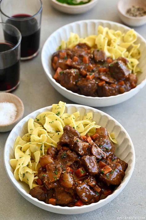 Beef Bourguignon Slow Cooker, Easy Beef Bourguignon, Red Wine Beef Stew, French Beef Stew, Beef Stew Meat Recipes, Beef Bourguignon Recipe, Alfredo Sauce Recipe Homemade, Cooking Meals, Stew Meat Recipes