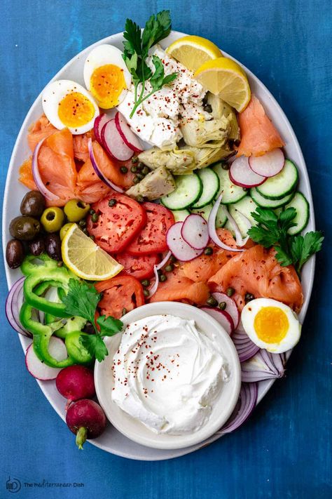 Salmon Platter Ideas, Smoked Salmon Platter Ideas, Smoked Salmon Brunch Ideas, Mediterranean Brunch Ideas, Mediterranean Christmas Food, Seafood Board Platter, Brunch Platter Ideas, Salmon Dinner Ideas Healthy, Brunch Platters