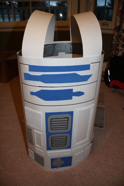 Diy R2d2, School Glue Crafts, R2d2 Costume, Vampire Costume Diy, Star Wars Costumes Diy, Disfraz Star Wars, Paper Costume, Pirate Costume Diy, Cardboard Costume