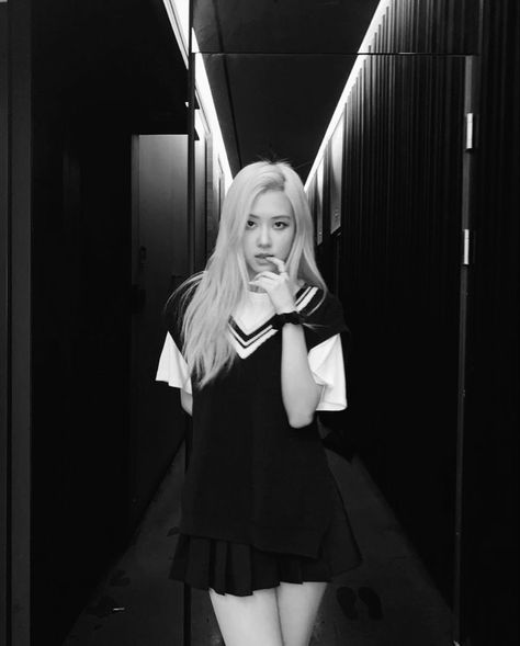 #blackpink #rose White Feed, Dark Photo, Photo Rose, Rose Dark, Rose Queen, Roseanne Park, Park Rosé, Rose Fashion, Rose Park