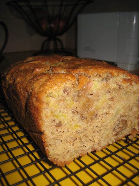 Something different to banana bread. Pear Banana Bread, Pear Desserts, Rhubarb Bread, Pear Bread, Rolled Sandwiches, Rhubarb Cake, Pear Recipes, Pastry Tart, Rhubarb Recipes