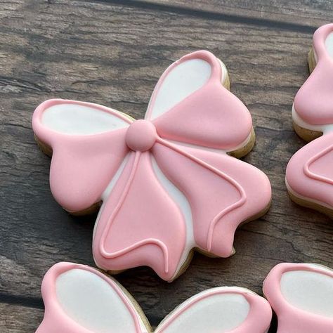 Debbie Perez on Instagram: "These bows have my heart 💗 #bohosugarfairy #cookiedealer #customsugarcookies #customcookies #decoratedcookies #decoratedsugarcookies #sugarcookiesofinstagram #cookiebusiness #cookier #designercookies #cookiedesigner#royalicingcookies #cookieart #dfw #dfwmom #dfwcookies #dfwcustomcookies #fortworth #fortworthmom #fortworthcookies #fortworthcustomcookies #sugarcookiedecorating #cookies #sugarcookies #sugarcookiemarketing #royalicing #bowcookies #girlycookies #genderre Coquette Cookies Aesthetic, Bows Cookies Decorated, Bow Sugar Cookies Royal Icing, Bow Sweet 16, Coquette Cookies Decorated, Bow Cookies Royal Icing, Pink Decorated Cookies, Pink Bow Cookies Decorated, Preppy Cookies Decorated