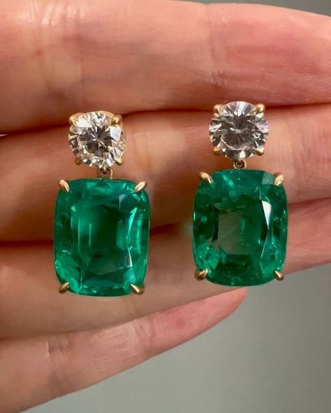 Simon Teakle on Instagram: "A pair of emerald and diamond drop earrings, each cushion shaped Colombian emerald suspended from a circular cut diamond top, mounted in 18kt gold. Available @simonteaklejewelry #colombianemeralds #colombianemeraldearrings #colombianminoroil #simonteaklejewelry #simonteakleavailable" Diamond Top, Colombian Emeralds, Emerald Earrings, Diamond Drops, Diamond Drop Earrings, Gorgeous Jewelry, Instagram A, Diamond Cuts, Emerald