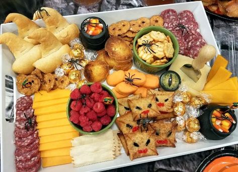 Let your love of Harry Potter run wild with a fun HP-themed charcuterie board perfect for Halloween or birthday party or just because you love Harry Potter! Hogwarts Charcuterie Board, Harry Potter Cheese Board, Harry Potter Themed Charcuterie Board, Harry Potter Snack Board, Harry Potter Recipes Dinners, Harry Potter Buffet, Harry Potter Appetizers, Harry Potter Charcuterie, Harry Potter Charcuterie Board