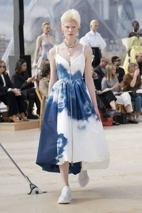 Alexander Mcqueen Ready To Wear, London Fashion Weeks, Mcqueen Fashion, Blue And White Dress, Runway Trends, Fashion Week Spring, London Fashion Week, Dream Wardrobe, Runway Fashion