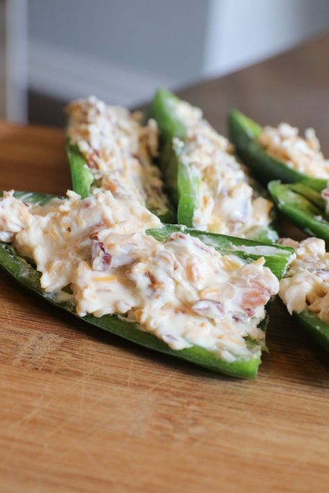 Low Calorie Stuffed Jalapeno Peppers Homemade Jalapeno Poppers, Jalapeño Poppers Recipe, Stuffed Jalapeno, Healthy Low Fat Recipes, Jalapeno Popper Recipes, Healthy Party Food, Jalapeño Poppers, Poppers Recipe, Monday Monday