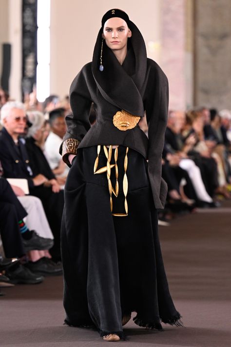 Schiaparelli Couture Fall 2023 [PHOTO] – WWD Schiaparelli Couture, 90’s Outfits, 2023 Photo, Fashion Gal, Outfit Layout, Luxury Wear, Fashion Illustration Dresses, Fashion Figures, Creation Couture