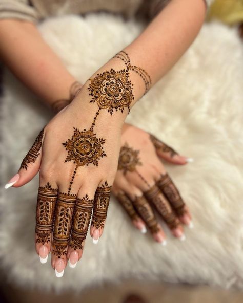 Small Mehndi Designs, Small Mehndi, Mehndi Designs For Front Hand, Simple Henna Designs Hand, Round Mehndi Design, Bridal Mehendi Designs Hands, Mehndi Designs Bridal Hands, Simple Henna Tattoo, Rose Mehndi Designs