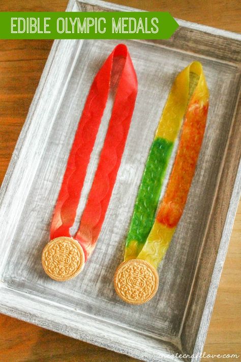 Whip up these Edible Olympic Medals for the Opening Ceremonies! via createcraftlove.com Olympic Snacks, Vbs Olympics, Olympic Food, Preschool Olympics, Olympic Theme Party, Olympic Games For Kids, Olympic Idea, Kids Olympics, Olympic Crafts