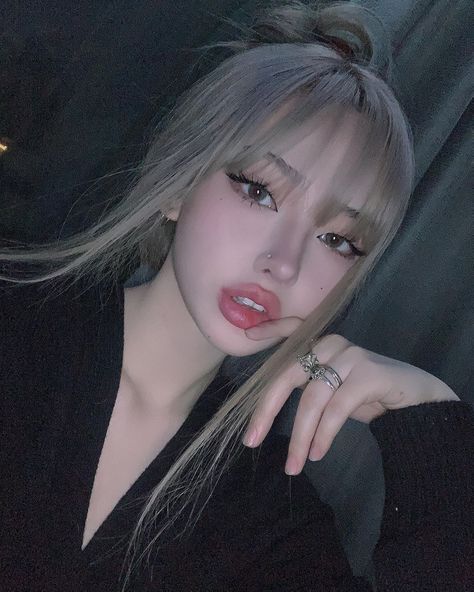 유나🦋 on Instagram: “😶” Ulzzang Makeup, Edgy Makeup, Cute Makeup Looks, Asian Makeup, Grunge Hair, Girls Makeup, Pretty Makeup, Aesthetic Hair, Cute Makeup