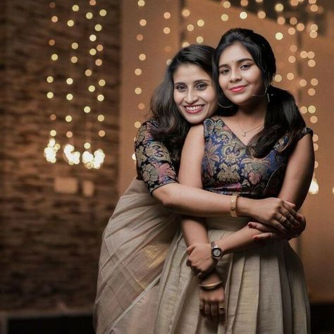 Bride Photoshoot Indian Poses, Set Mundu Hairstyles, Dhavani Photoshoot Poses, Mother Daughter Poses Indian, Kerala Wedding Outfits Sisters, Traditional Family Photoshoot Indian, Kerala Wedding Family Photos, Sister Poses In Traditional, Sisters Photoshoot Poses Traditional