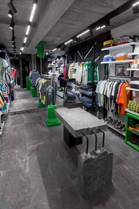 Clothing Factory Interior, Cloth Shop Interior Design, Men's Clothing Store Design, Clothing Store Interior Design, Loft Clothing, Luxury Clothing Store, Aesthetics Outfits, Factory Interior, Carriage House Plans