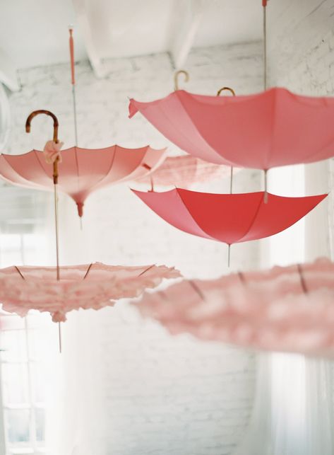 31 Tips and Tricks to Make Your Baby Shower Shine Umbrella Baby Shower, Umbrella Decorations, White Umbrella, Outdoor Baby Shower, Dessert Table Decor, Spring Red, Summer Party Decorations, Vintage Umbrella, Elegant Baby Shower