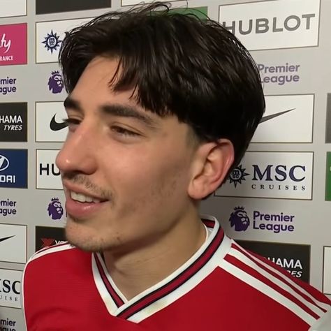 Hector Bellerin Hair, Young Al Pacino, Hector Bellerin, Mens Haircuts Fade, Corte De Cabelo Masculino, Dark Brown Eyes, Short Hair Haircuts, Sport Man, Man Crush