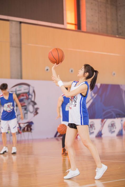 Taiwanese actress Michelle Chen  http://www.chinaentertainmentnews.com/2015/07/michelle-chen-keeping-fit.html Cewe Basket Aesthetic, Korean Basketball, Jersey Basket Girl, Ulzzang Basketball Girl, Michelle Chen, Bola Basket, Basket Sport, Japan Womens Volleyball, Basketball Girls