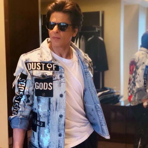 𝐆𝐚𝐮𝐭𝐚𝐦 𝐆𝐮𝐥𝐚𝐭𝐢 on Instagram: “Happy to see Sir @iamsrk wearing our Bespoke Mad x Dust of Gods jacket,looking uber cool. Available on @styledbygg9  Www.Styledbygg.com” Dust Of Gods, King Khan, Celebrity Casual Outfits, Celebrity Look Alike, Shah Rukh Khan, Blue Denim Jacket, Shahrukh Khan, Black Denim Jacket, Bollywood Actors