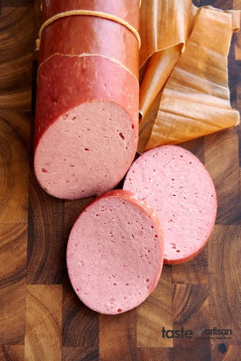 Homemade Baloney, Homemade Bologna, Luncheon Meat Recipe, Homemade Summer Sausage, Deli Meat Recipes, Summer Sausage Recipes, Bologna Recipes, Curing Meat, Turkey Sausage Recipes