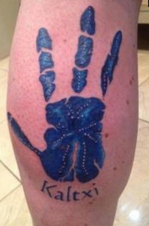 Kaltxi. Avatar tattoo Hand Print Tattoo, Hand Print Tattoos, Stripe Tattoo, Medium Tattoos, Avatar Tattoo, To Alice, Twitter Profile Picture, Tattoo Zeichnungen, Pandora Avatar