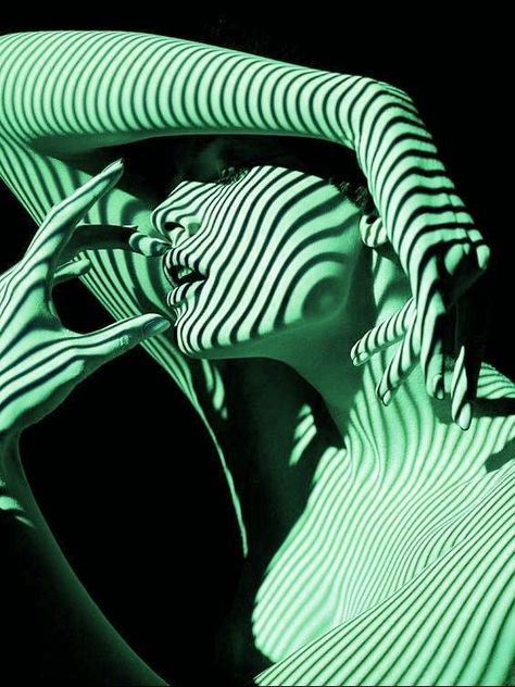 Green Shadow, Shadow Light, Shadow Photography, Human Poses Reference, Human Poses, Wow Art, Foto Art, Ap Art, Shooting Photo