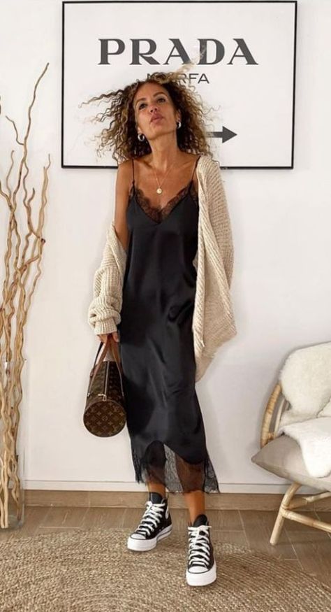 Slip Dress Outfit, Stile Casual Chic, Looks Street Style, Mode Inspo, Looks Style, Mode Inspiration, Winter Fashion Outfits, Outfits Casuales, Look Fashion