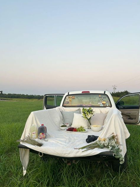 Pick Up Truck Picnic, Pickup Truck Picnic, Truck Picnic Date, Trunk Picnic Date, Truck Date Ideas, Pick Up Truck Date, Truck Bed Picnic, Tailgate Aesthetic, Tailgate Picnic