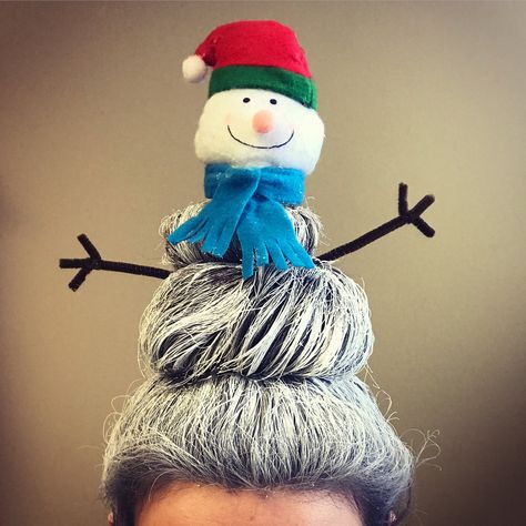 Snowman bun. Christmas hair. Holiday hair do. Snow man up do. Christmas Hairdos, Crazy Hair Boys, Hair Twist Bun, Crazy Hairstyles, Christmas Tree Hair, Christmas Boards, Christmas Party Hairstyles, Crazy Hat, Christmas Dress Up