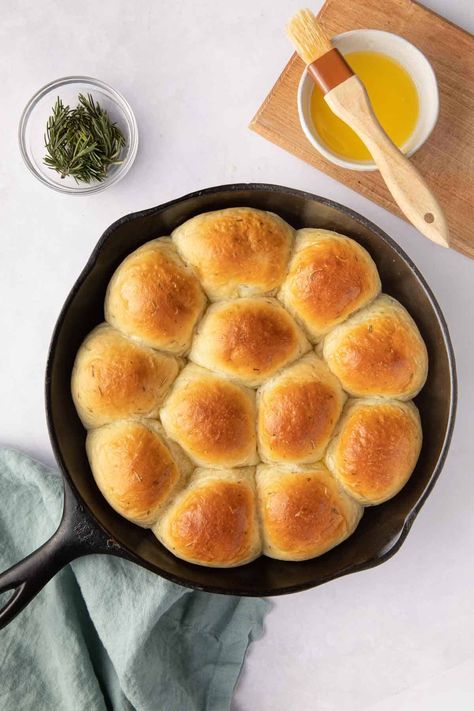 These yeast based skillet dinner rolls are soft, fluffy and pull apart right out of the cast iron skillet! Easy to make and delicious every time! | Skillet Dinner Rolls | Cast Iron Skillet Dinner Rolls | Garlic Herb Dinner Rolls | Skillet Dinner Rolls Recipe | Skillet Dinner Rolls with Garlic and Herbs | Homemade Dinner Rolls | Yeast Dinner Rolls | Pull Apart Dinner Rolls | Soft Dinner Rolls | Skillet Dinner Rolls, Pull Apart Dinner Rolls, Feel Good Foodie, No Yeast Dinner Rolls, Non Toxic Cookware, How To Make Waffles, Lemon Blueberry Bread, Homemade Dinner Rolls, Skillet Dinners