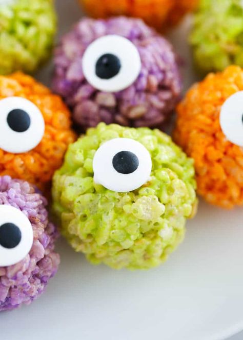 Halloween Rice Krispie Treats are fun Halloween treats that bring color and festivity to any party! Made quickly and easily with homemade rice krispie treats and food coloring, these adorable balls can be turned into monsters, mummies, and more! Monster Rice Krispie Treats, Halloween Rice Krispie Treats, Homemade Rice Krispies Treats, Halloween Appetizers Easy, Monster Treats, Kids Treats, Kids Halloween Food, Fun Halloween Treats, Orange Food Coloring