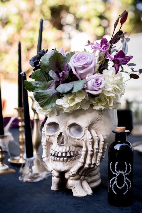 Skull Flower Centerpiece, Rip 20s Birthday Centerpieces, Skull Centerpiece Wedding, Skeleton Centerpieces, Gothic Centerpieces, Skeleton Vase, Halloween Bridal Shower Ideas, Coven Party, Halloween Meringue