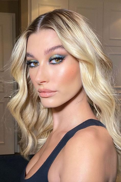 Make-Up Artist Nikki Wolff Shares Every Beauty Product Behind Hailey Bieber's Studio 54-Inspired Aqua Eye | British Vogue Green Eyeshadow Look, Eyebrow Trends, Maquillage On Fleek, Celebrity Makeup Looks, Smink Inspiration, Green Makeup, Green Eyeshadow, Studio 54, Blue Eyeshadow