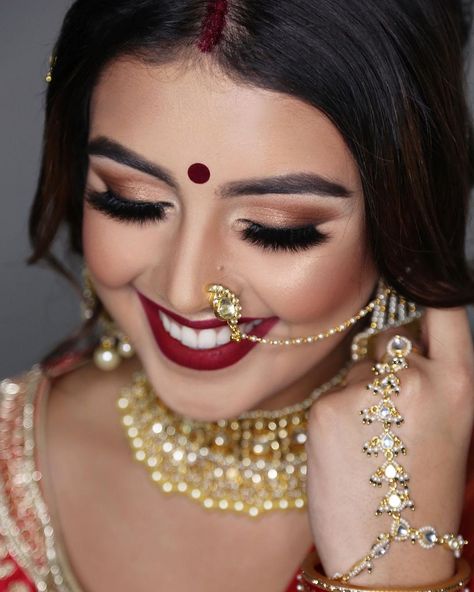 𝐁𝐞𝐚𝐮𝐭𝐲 & 𝐂𝐨 𝐀𝐫𝐭𝐢𝐬𝐭𝐫𝐲 on Instagram: “Fall inspired bridal look🍁 We went for bold lips using #maccosmetics liquid lipstick “Dance with me”, smokey eyes with no wing liner. We…” Indian Wedding Makeup Bridal Looks Make Up Smokey Eye, Maroon Lips, Maroon Lipstick, Bold Lip Makeup, Wing Liner, Indian Wedding Makeup, Wedding Eye Makeup, Metallic Eyes, Smokey Eye For Brown Eyes